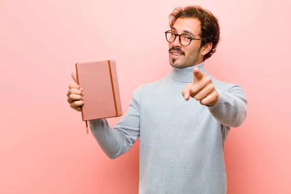 Jonge Knappe Man Met Een Notitieboek Tegen Roze Platte Muur — Stockfoto