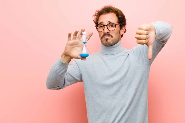 Joven Hombre Guapo Con Temporizador Reloj Arena Contra Pared Plana —  Fotos de Stock