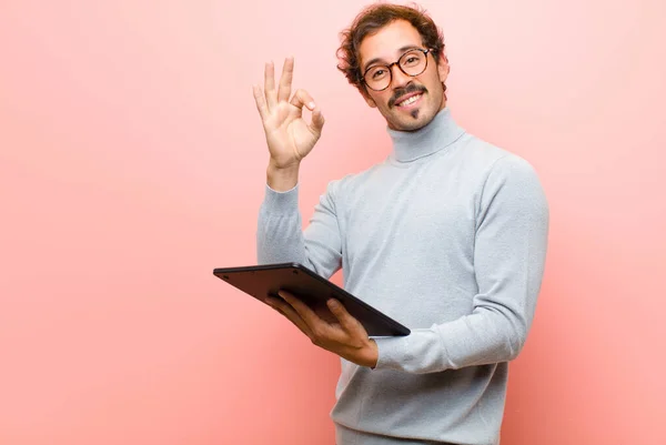 Joven Hombre Guapo Con Una Tableta Contra Pared Plana Color —  Fotos de Stock