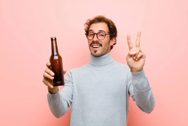 Joven Hombre Guapo Bailando Con Una Cerveza Contra Pared Plana — Foto de Stock