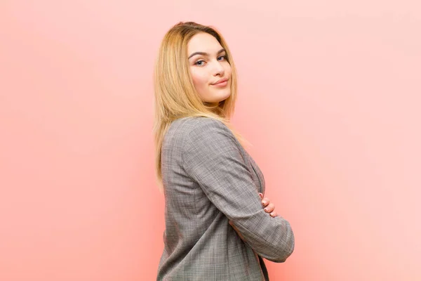 Joven Mujer Rubia Bonita Sonriendo Cámara Con Los Brazos Cruzados — Foto de Stock