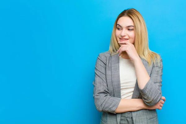 Junge Hübsche Blonde Frau Lächelt Mit Einem Glücklichen Selbstbewussten Gesichtsausdruck — Stockfoto