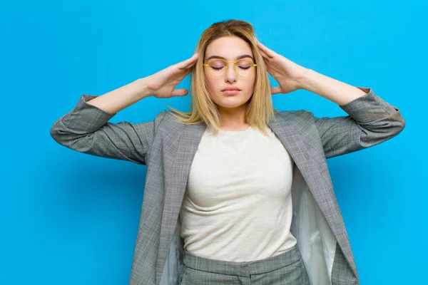 Jong Mooi Blond Vrouw Zoek Geconcentreerd Attent Geïnspireerd Brainstormen Verbeelden — Stockfoto