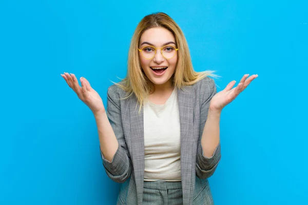 Ung Söt Blond Kvinna Känner Sig Glad Upphetsad Förvånad Eller — Stockfoto