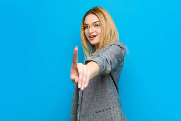 Jovem Bonita Mulher Loira Sorrindo Orgulhosamente Confiantemente Fazendo Número Pose — Fotografia de Stock