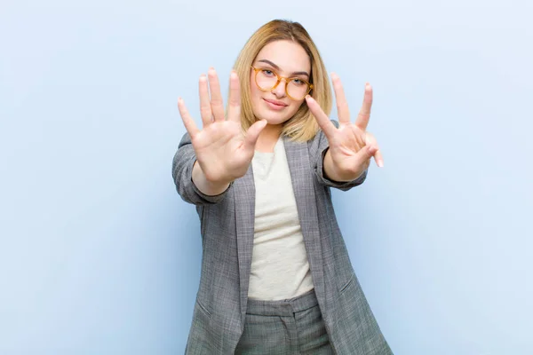 Jovem Mulher Loira Bonita Sorrindo Olhando Amigável Mostrando Número Oito — Fotografia de Stock