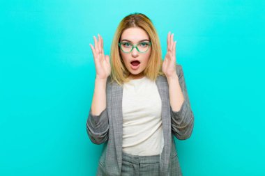 Düz duvara karşı inanılmaz bir şey fark ettiğinde genç, güzel sarışın kadın şaşırmış ve şaşkın bakıyordu.