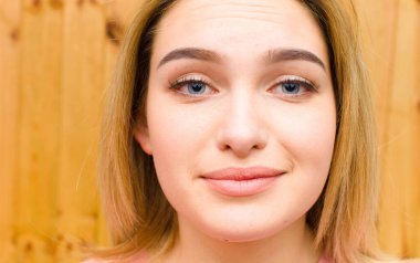 Genç, güzel, sarışın, mavi gözlü bir kadın.