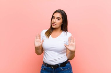 Genç, güzel İspanyol kadın gergin, endişeli ve endişeli görünüyor. Benim hatam olmadığını söylüyor. Yoksa pembe duvara karşı yapmazdım. 