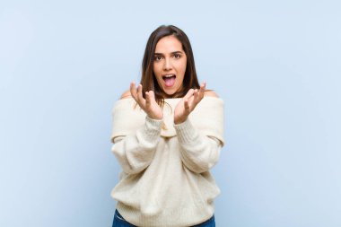 Genç ve güzel bir kadın umutsuz ve hayal kırıklığına uğramış görünüyor, stresli, mutsuz ve sinirli, bağırıyor ve çığlık atıyor.