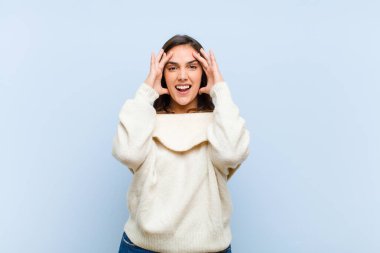 Genç ve güzel bir kadın el ele tutuşuyor, ağzı açık, son derece şanslı, şaşkın, heyecanlı ve mutlu.