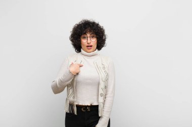 Genç, güzel afro kadın şok olmuş ve ağzı açık, kendini işaret ederek şaşırmış görünüyor.