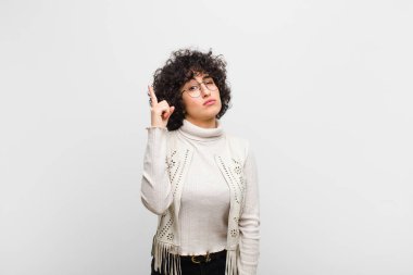 Genç, güzel afro bir kadın harika bir fikir olduğunu fark ettikten sonra parmağını havaya kaldırıp 