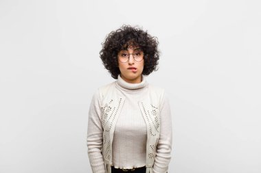 Genç, güzel, afro bir kadın, hangi seçeneği seçeceğine karar veremiyor. Sorunu çözmeye çalışıyor.