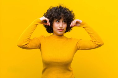 Genç, güzel, afro bir kadın, kafası karışık ya da şüpheci, bir fikre odaklanmış, çok düşünüyor, yan taraftaki boşluğu kopyalamak istiyor.