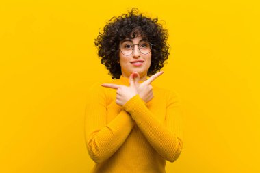 Kafası karışık, güvensiz ve şüpheyle zıt yönlere bakan genç, güzel afro kadın.