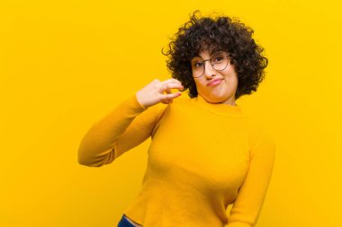 Genç, güzel afro kadın kibirli, başarılı, pozitif ve gururlu görünüyor.