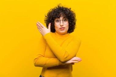 Genç, güzel afro kadın kafası karışık ve habersiz, şüpheli bir açıklama ya da düşünceyi merak ediyor.