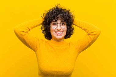 Genç, güzel afro kadın mutlu, kaygısız, arkadaş canlısı ve rahat görünüyor. Hayattan ve başarıdan keyif alıyor, pozitif bir tavırla.