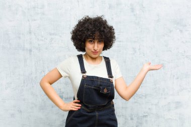 Genç, güzel afro kadın gülümseyen, kendinden emin, başarılı ve mutlu hisseden, fotokopi alanında konsept ya da fikir gösteren