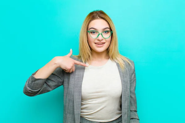 Jong Mooi Blond Vrouw Zoek Gelukkig Trots Verrast Vrolijk Wijzend — Stockfoto