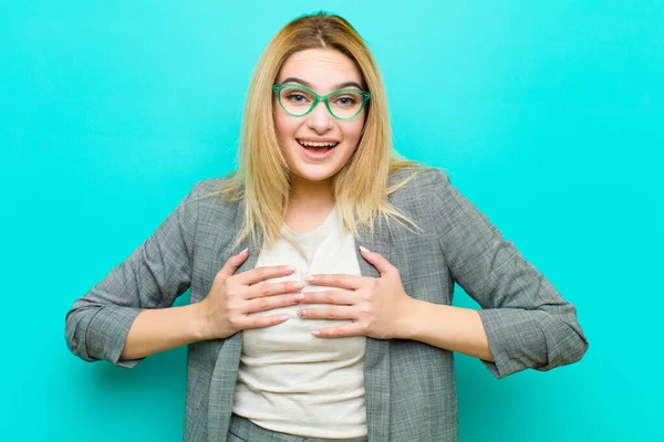 Ung Söt Blond Kvinna Ser Glad Förvånad Stolt Och Upphetsad — Stockfoto