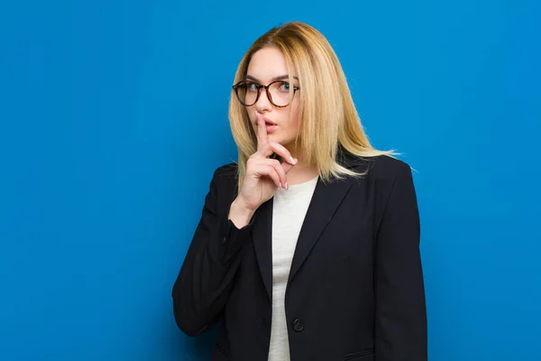 Jonge Mooie Blonde Vrouw Vragen Stilte Stilte Gebaren Met Vinger — Stockfoto