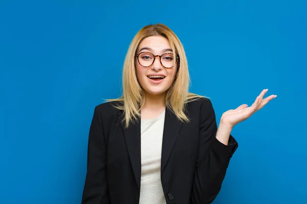 Ung Söt Blond Kvinna Känner Sig Glad Förvånad Och Glad — Stockfoto