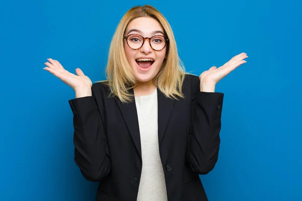 Ung Söt Blond Kvinna Ser Glad Och Upphetsad Chockad Med — Stockfoto