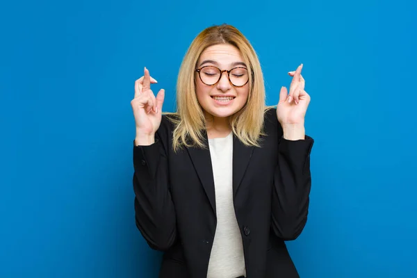 Ung Söt Blond Kvinna Ler Och Ängsligt Korsar Båda Fingrarna — Stockfoto