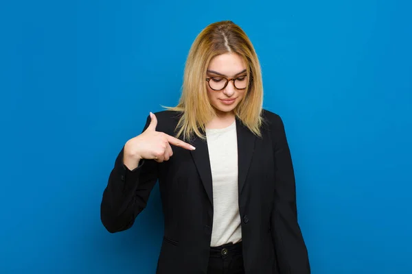 Ung Söt Blond Kvinna Ler Glatt Och Nonchalant Tittar Nedåt — Stockfoto