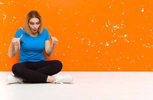 Joven Rubia Sintiéndose Sorprendida Con Boca Abierta Asombrada Mirando Apuntando — Foto de Stock