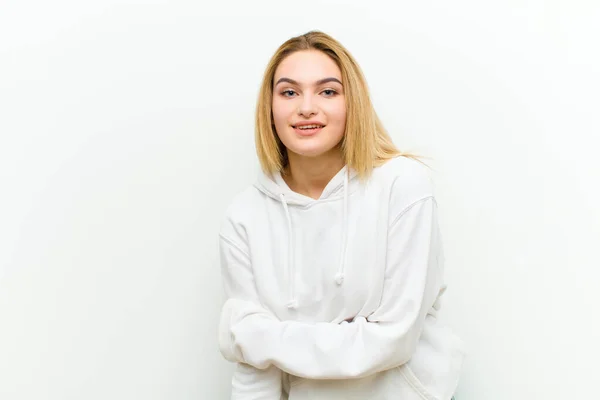 Ung Blond Kvinne Som Ler Blygt Muntert Med Vennlig Positiv – stockfoto
