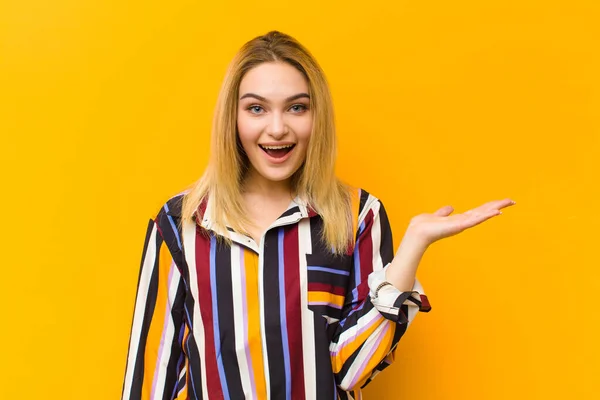 Jovem Mulher Bonita Loira Sentindo Feliz Surpreso Alegre Sorrindo Com — Fotografia de Stock