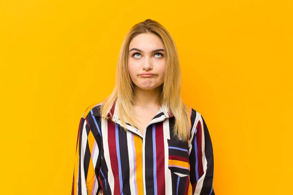 Genç Sarışın Güzel Aptal Komik Bir Kadın Şaşı Bakışlı Şakacı — Stok fotoğraf