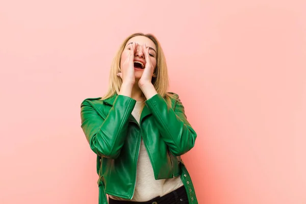 Ung Söt Blond Kvinna Känner Sig Glad Upphetsad Och Positiv — Stockfoto