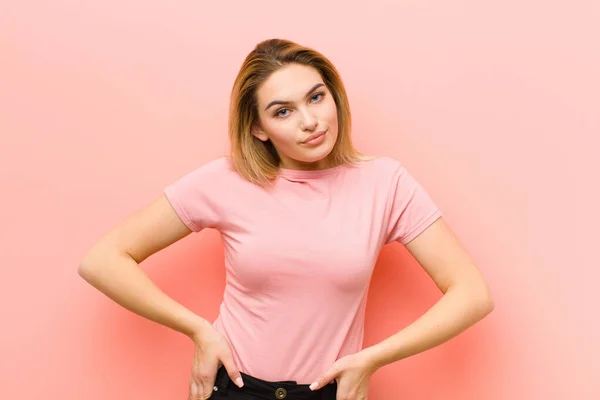 Jovem Mulher Loira Bonita Sorrindo Alegre Casualmente Com Uma Expressão — Fotografia de Stock