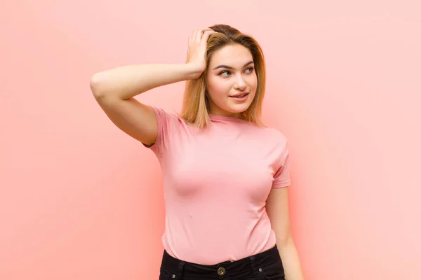 Jovem Mulher Loira Bonita Sorrindo Alegre Casualmente Tomando Mão Cabeça — Fotografia de Stock