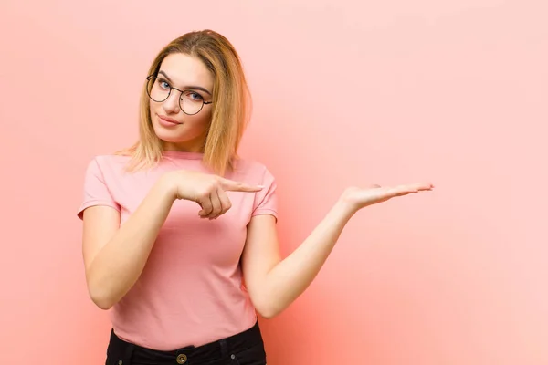 Jovem Mulher Loira Bonita Sorrindo Alegremente Apontando Para Copiar Espaço — Fotografia de Stock