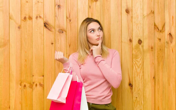 Jovem Mulher Loira Bonita Com Sacos Compras Contra Parede Madeira — Fotografia de Stock