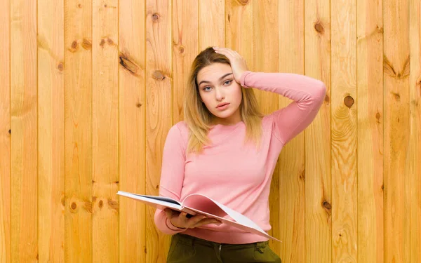 Joven Bonita Mujer Rubia Con Libros Contra Pared Madera —  Fotos de Stock