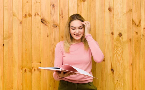 Junge Hübsche Blonde Frau Mit Büchern Gegen Holzwand — Stockfoto