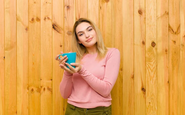 Joven Bonita Mujer Rubia Con Una Taza Café Contra Pared — Foto de Stock