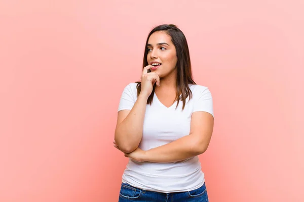 Joven Mujer Bastante Hispana Con Mirada Sorprendida Nerviosa Preocupada Asustada — Foto de Stock