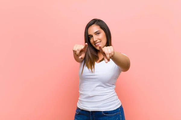 Joven Mujer Bastante Hispana Sintiéndose Feliz Confiada Apuntando Cámara Con — Foto de Stock