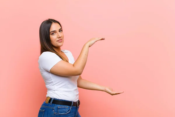 Jovem Mulher Hispânica Bonita Sorrindo Feliz Com Amigável Confiante Olhar — Fotografia de Stock