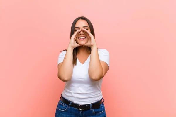 Jonge Mooie Spaanse Vrouw Die Trots Zelfverzekerd Glimlacht Zich Gelukkig — Stockfoto