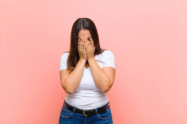 Joven Mujer Bastante Hispana Sintiéndose Seria Pensativa Preocupada Mirando Hacia —  Fotos de Stock