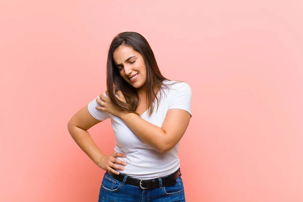 Ung Söt Latinamerikansk Kvinna Känner Sig Orolig Sjuk Sjuk Och — Stockfoto