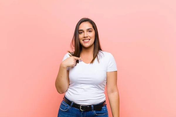 Jonge Mooie Spaanse Vrouw Zoek Gelukkig Trots Verrast Vrolijk Wijzend — Stockfoto